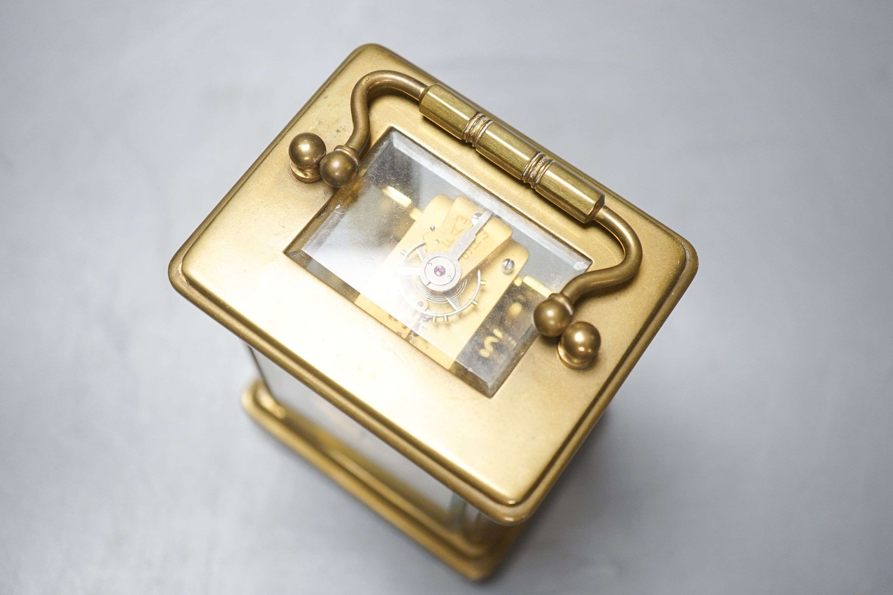 A brass carriage timepiece and key 12cm